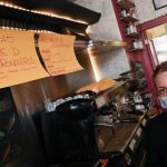 Kỳ lạ, quán bar cấm nói chuyện về COVID-19 Kỳ lạ, quán bar cấm nói chuyện về COVID-19 - Ảnh 1.