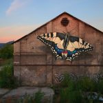 Kỳ ảo “bươm bướm” siêu thực xếp kín các tòa nhà Kỳ ảo “bươm bướm” siêu thực xếp kín các tòa nhà - Ảnh 1.