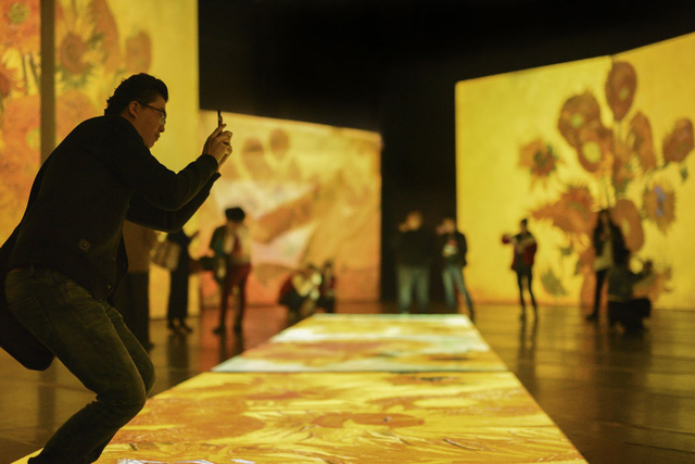 “Đắm mình” trong nghệ thuật tại triển lãm điện tử Van Gogh - Ảnh 2.