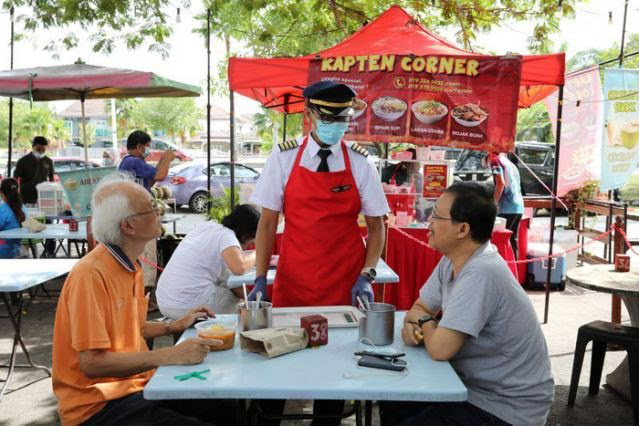 Thất nghiệp vì COVID-19, phi công phải đi bán mì - Ảnh 2.