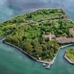 Ớn lạnh khám phá đảo ‘ma ám’ bị bỏ hoang hàng thập kỷ ở Italia Ớn lạnh khám phá đảo “ma ám” bị bỏ hoang hàng thập kỷ ở Italia - 1