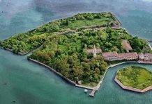 Ớn lạnh khám phá đảo ‘ma ám’ bị bỏ hoang hàng thập kỷ ở Italia Ớn lạnh khám phá đảo “ma ám” bị bỏ hoang hàng thập kỷ ở Italia - 1