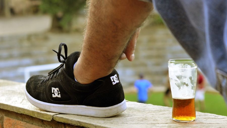 Quán bia bắt khách đặt cọc bằng giày dép để tránh nạn ăn trộm cốc - 4