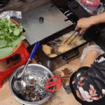 Phản ứng của khách Tây khi nếm thử món bún đậu mắm tôm Việt Nam Phản ứng của khách Tây khi nếm thử món bún đậu mắm tôm Việt Nam - 1