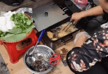 Phản ứng của khách Tây khi nếm thử món bún đậu mắm tôm Việt Nam Phản ứng của khách Tây khi nếm thử món bún đậu mắm tôm Việt Nam - 1