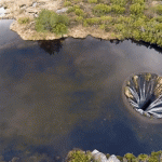 Hố sâu không đáy như chiếc phễu hút vạn vật nằm giữa lòng hồ Hố sâu không đáy như chiếc phễu hút vạn vật nằm giữa lòng hồ - 1