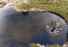 Hố sâu không đáy như chiếc phễu hút vạn vật nằm giữa lòng hồ Hố sâu không đáy như chiếc phễu hút vạn vật nằm giữa lòng hồ - 1