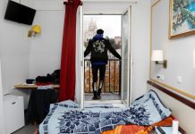 Khách sạn Paris mở cửa chào đón người vô gia cư Khách sạn Paris mở cửa chào đón người vô gia cư