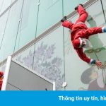 Ông già Noel leo tường trong ngày cận Giáng sinh