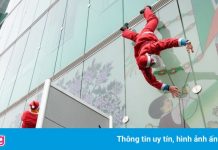 Ông già Noel leo tường trong ngày cận Giáng sinh
