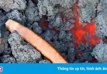 Du khách rán xúc xích trên miệng núi lửa