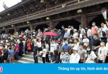 Chùa Tam Chúc đông nghịt khách tham quan ngày cuối tuần