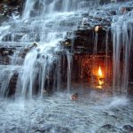 Bí ẩn chưa thể giải thích về ngọn lửa bất tử cháy trong thác nước Bí ẩn chưa thể giải thích về ngọn lửa bất tử cháy trong thác nước