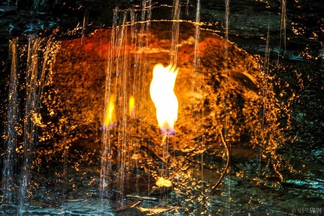 Bí ẩn chưa thể giải thích về ngọn lửa bất tử cháy trong thác nước