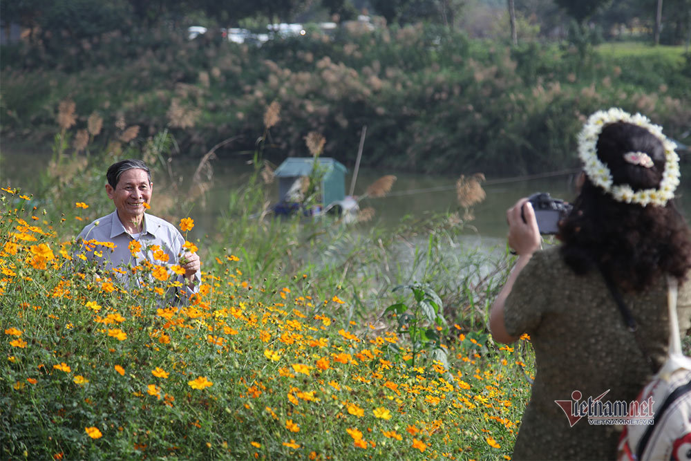 Người Hà Nội chen chân chụp ảnh bên bờ sông Hồng