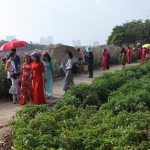 Người Hà Nội chen chân chụp ảnh bên bờ sông Hồng Người Hà Nội chen chân chụp ảnh bên bờ sông Hồng