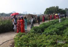 Người Hà Nội chen chân chụp ảnh bên bờ sông Hồng Người Hà Nội chen chân chụp ảnh bên bờ sông Hồng