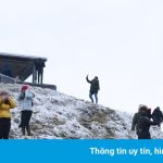 Du khách đổ xô đến Mẫu Sơn ngắm băng tuyết