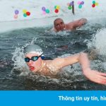 Người Nga bơi trong hồ băng giữa mùa đông