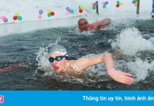 Người Nga bơi trong hồ băng giữa mùa đông