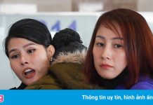 Xếp hàng gần một tiếng để lên máy bay đi nghỉ Tết Dương lịch