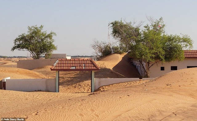 Ngôi làng 'ma' bị chôn vùi trong cát, bỏ hoang đầy bí ẩn