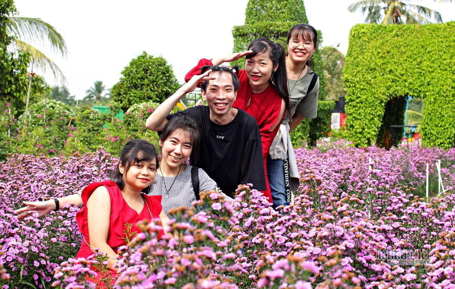 Giới trẻ mê mẩn với 'thiên đường hoa tươi' bên sông Sài Gòn