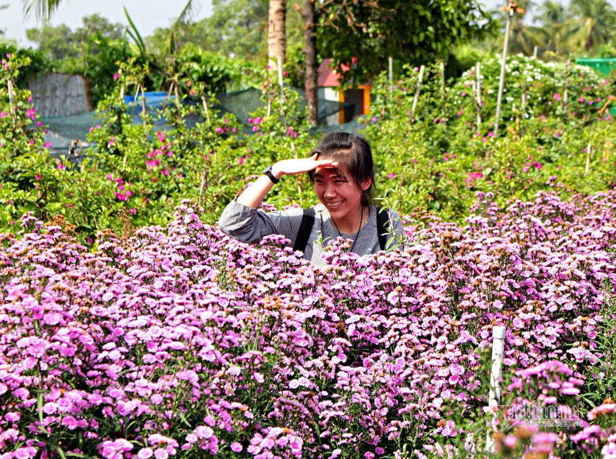 Giới trẻ mê mẩn với 'thiên đường hoa tươi' bên sông Sài Gòn