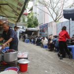 Hàng gà tần vỉa hè bán cả nghìn suất mỗi ngày Ban 1000 lon ga tan/ngay o Ha Noi anh 1