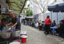 Hàng gà tần vỉa hè bán cả nghìn suất mỗi ngày Ban 1000 lon ga tan/ngay o Ha Noi anh 1