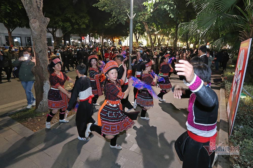 Khách Tây nhảy cực sung cùng thiếu nữ Lai Châu trên phố đi bộ Hà Nội