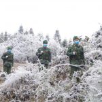 Băng giá phủ trắng, bộ đội biên phòng căng mình tuần tra biên giới Băng giá phủ trắng, bộ đội biên phòng căng mình tuần tra biên giới - Ảnh 2.