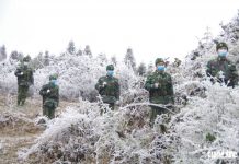 Băng giá phủ trắng, bộ đội biên phòng căng mình tuần tra biên giới Băng giá phủ trắng, bộ đội biên phòng căng mình tuần tra biên giới - Ảnh 2.