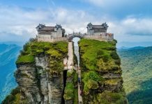 Những ngôi đền chùa linh thiêng tọa lạc vị trí đắc địa hiếm người ngờ tới Những ngôi đền chùa linh thiêng tọa lạc vị trí đắc địa hiếm người ngờ tới