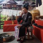 Người phụ nữ Lai Châu đốt cây ngứa, bôi nhựa lên răng mỗi ngày để làm đẹp Người phụ nữ Lai Châu đốt cây ngứa, bôi nhựa lên răng mỗi ngày để làm đẹp