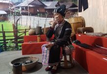 Người phụ nữ Lai Châu đốt cây ngứa, bôi nhựa lên răng mỗi ngày để làm đẹp Người phụ nữ Lai Châu đốt cây ngứa, bôi nhựa lên răng mỗi ngày để làm đẹp