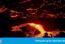 Du khách kéo nhau xem núi lửa 6.000 tuổi phun trào