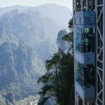 “Nghẹt thở” với thang máy cao nhất thế giới bên vách đá 300m “Nghẹt thở” với thang máy cao nhất thế giới bên vách đá 300m - Ảnh 1.