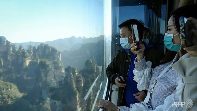 “Nghẹt thở” với thang máy cao nhất thế giới bên vách đá 300m - Ảnh 2.