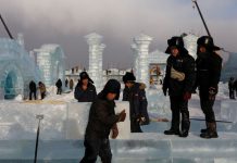 Độc đáo, khai thác hàng nghìn khối băng để xây lâu đài và chùa ở Trung Quốc Độc đáo, khai thác hàng nghìn khối băng để xây lâu đài và chùa ở Trung Quốc - Ảnh 1.