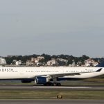 Kỳ lạ, hành khách và thú cưng bỗng “nhảy ra khỏi máy bay” khi đang cất cánh Kỳ lạ, hành khách và thú cưng bỗng nhảy ra khỏi máy bay khi đang cất cánh - Ảnh 1.