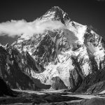 Những bức hình đen trắng tuyệt đẹp nhưng u ám về dãy núi “cứ 4 người đi, 1 người không trở về” Những bức hình đen trắng tuyệt đẹp nhưng u ám về dãy núi cứ 4 người đi, 1 người không trở về - Ảnh 1.