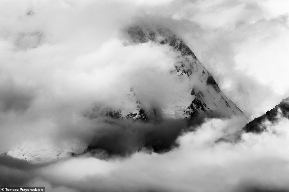 Những bức hình đen trắng tuyệt đẹp nhưng u ám về dãy núi cứ 4 người đi, 1 người không trở về - Ảnh 4.