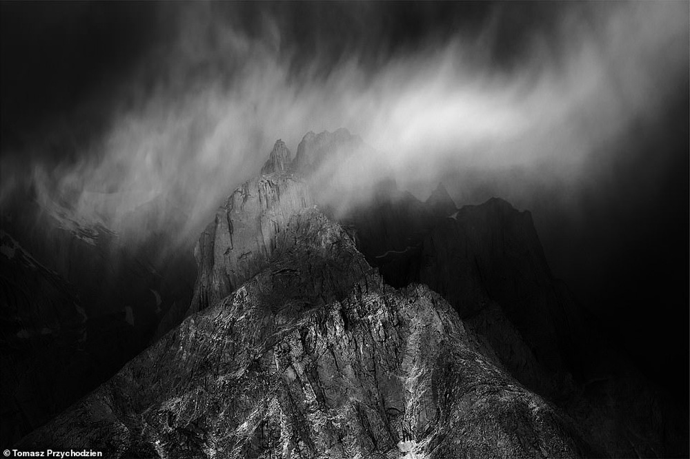 Những bức hình đen trắng tuyệt đẹp nhưng u ám về dãy núi cứ 4 người đi, 1 người không trở về - Ảnh 7.