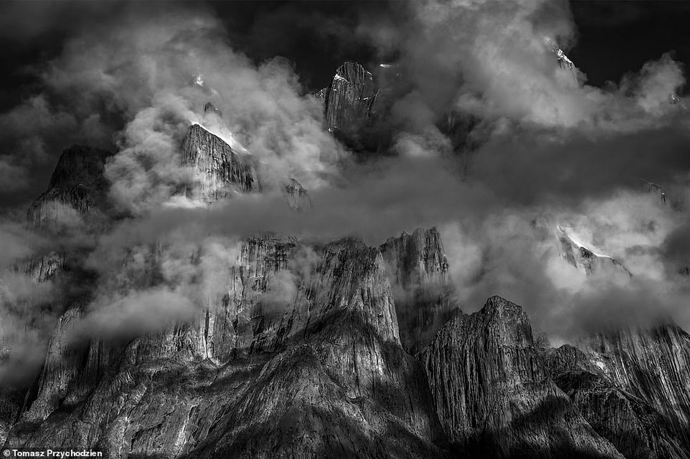 Những bức hình đen trắng tuyệt đẹp nhưng u ám về dãy núi cứ 4 người đi, 1 người không trở về - Ảnh 8.