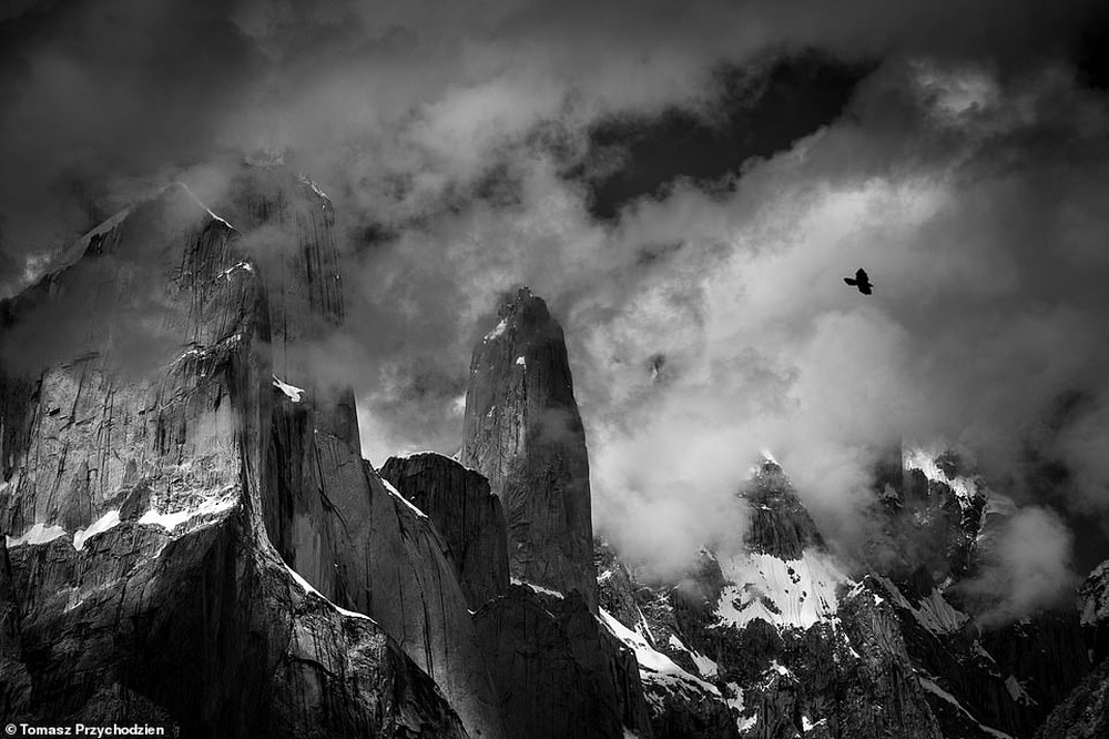 Những bức hình đen trắng tuyệt đẹp nhưng u ám về dãy núi cứ 4 người đi, 1 người không trở về - Ảnh 10.