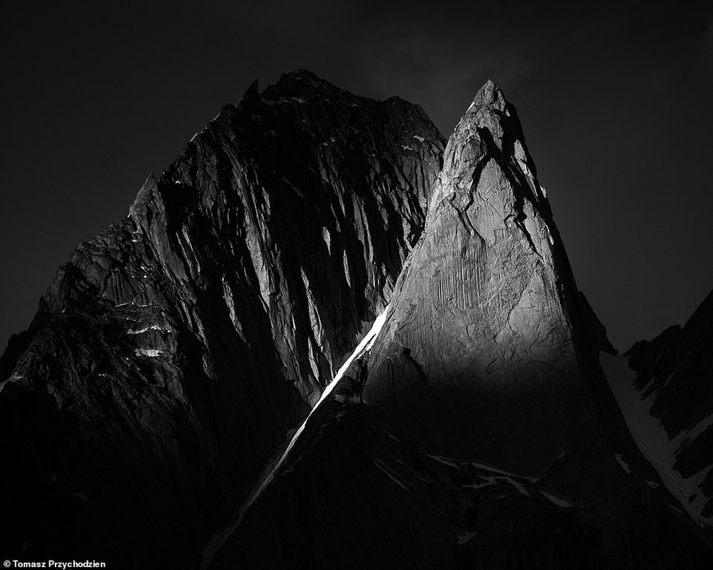 Những bức hình đen trắng tuyệt đẹp nhưng u ám về dãy núi cứ 4 người đi, 1 người không trở về - Ảnh 11.