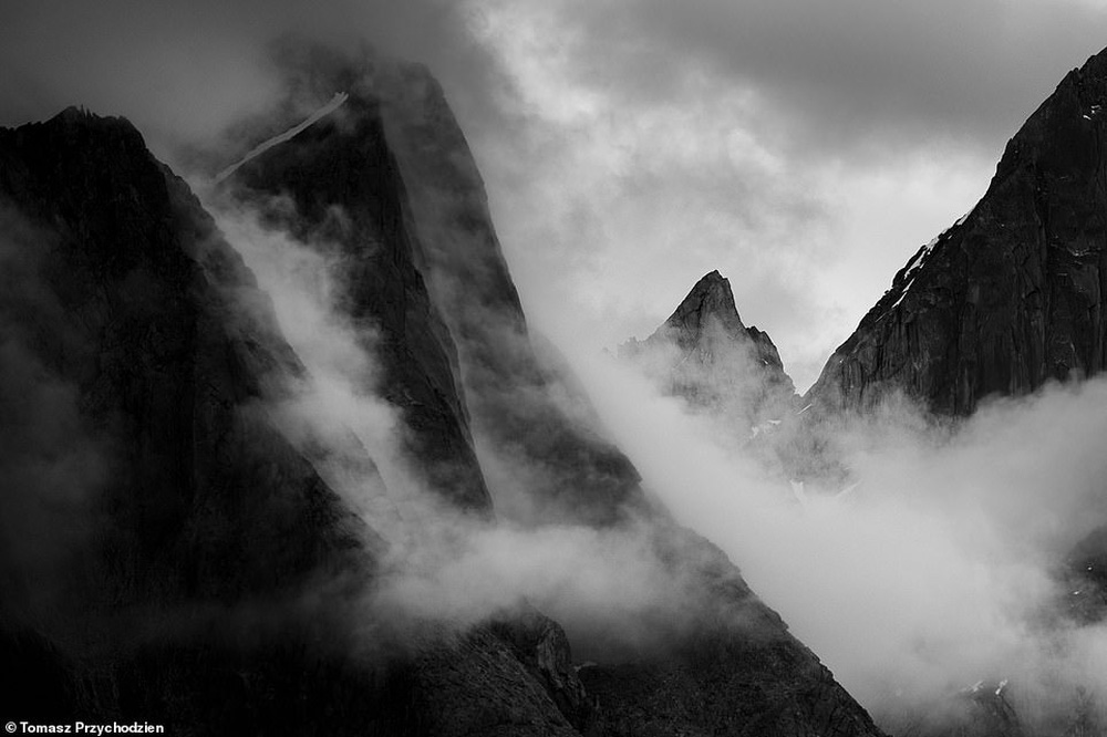 Những bức hình đen trắng tuyệt đẹp nhưng u ám về dãy núi cứ 4 người đi, 1 người không trở về - Ảnh 12.