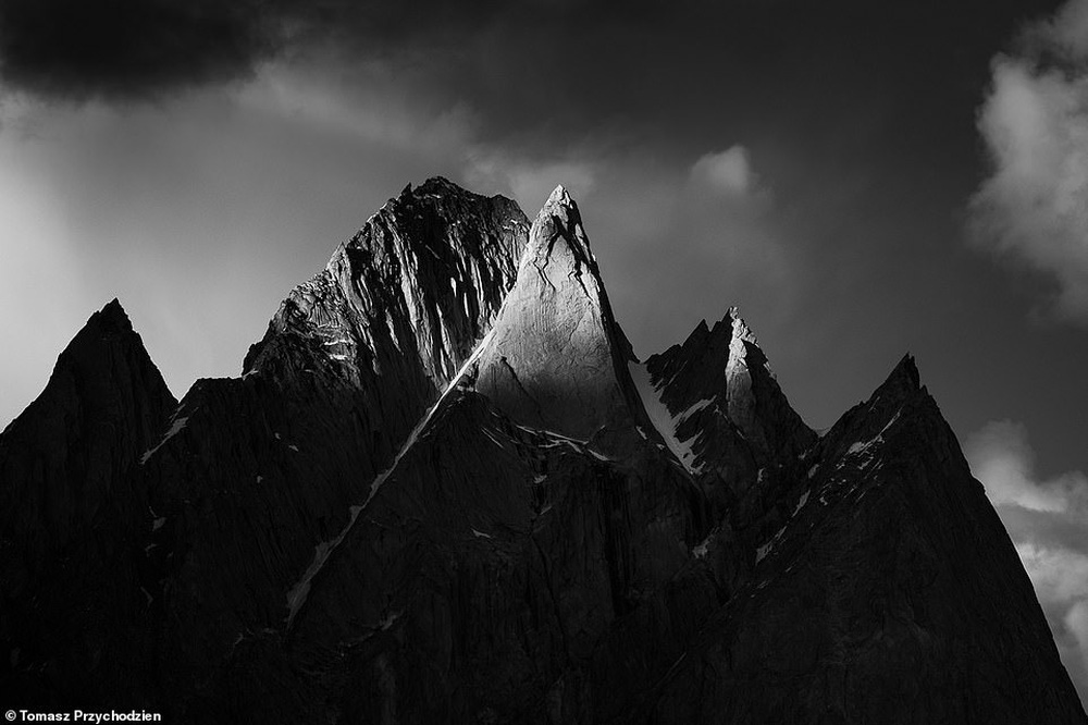 Những bức hình đen trắng tuyệt đẹp nhưng u ám về dãy núi cứ 4 người đi, 1 người không trở về - Ảnh 13.
