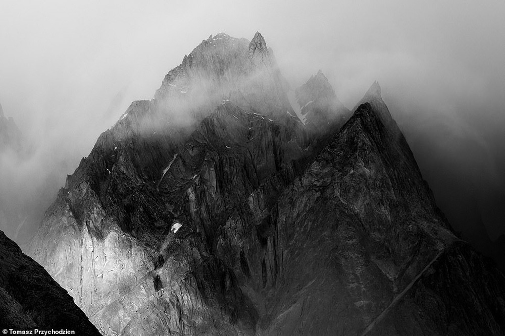 Những bức hình đen trắng tuyệt đẹp nhưng u ám về dãy núi cứ 4 người đi, 1 người không trở về - Ảnh 14.